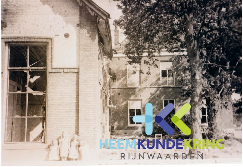 Pannerden Dorpsplein woning burg. Cremers op de voorgrond zijn kinderen 1945 Coll.J van Ingen